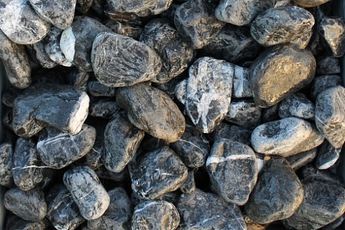 Kamenclub.ru: Щебень галтованный черный (мрамор) фр. 50-100 мм.  купить в Истре мрамор черный с белыми прожилками щебень ландшафтный мраморный 15000 руб/т   фото КАМЕНЬ КЛУБ