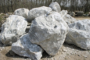 Kamenclub.ru: Мраморизированный известняк фр.500-1500 мм.  купить в Истре    10000 руб/т   фото КАМЕНЬ КЛУБ