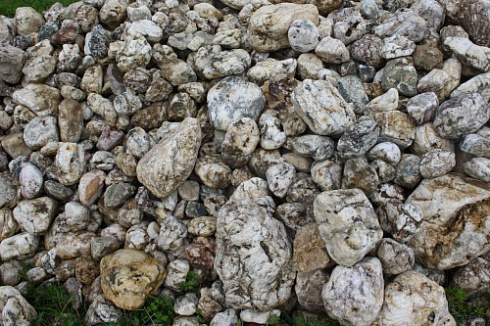 Kamenclub.ru: Кварцевый валунчик фр.100-300 мм.  купить в Истре кварц белый, бежевый молочный рыжий крупный природный камень галечник 7850 руб/т   фото КАМЕНЬ КЛУБ