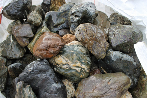 Kamenclub.ru: Ландшафтные валунчики фр.100-500 мм.  купить в Истре крупный природный камень серый, темно-серый, светло-серый речной валун крупный 4800 руб/т   фото КАМЕНЬ КЛУБ