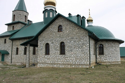 Kamenclub.ru: Галька речная плоская (бело-серая) фр. 100-200-300 мм. купить  в Истре галька речная плоская серый, белый, бело-серый, серо-белый речная галька плоская  9000 руб/т   фото КАМЕНЬ КЛУБ