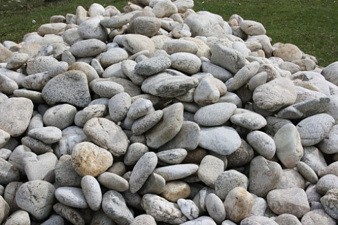 Kamenclub.ru: Бело-серый валунчик фр.100-300 мм.  купить в Истре крупный камень для ландшафта серый, белый бело-серый валун крупная галька 4500 руб/т   фото КАМЕНЬ КЛУБ