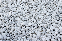 Kamenclub.ru: Мраморная крошка (щебень галтованный белый) фр.10-20 мм.  купить в Истре мрамор белый, молочный, айвори окатанный округлый декоративный ландшафтный щебень 17000 руб/т   фото КАМЕНЬ КЛУБ