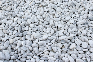 Kamenclub.ru: Мраморная крошка (щебень галтованный белый) фр.10-20 мм.  купить в Истре мрамор белый, молочный, айвори окатанный округлый декоративный ландшафтный щебень 17000 руб/т   фото КАМЕНЬ КЛУБ