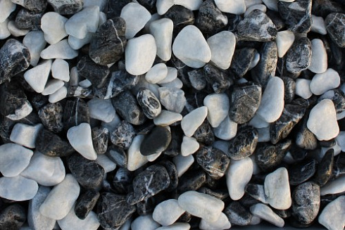 Kamenclub.ru: Мраморная крошка (щебень галтованный микс:: белый-черный) фр.5-10 мм  купить в Истре мрамор белый, черный, молочный, серый галтовка мраморная окатанная декоративная ландшафтная 15500 руб/т   фото КАМЕНЬ КЛУБ