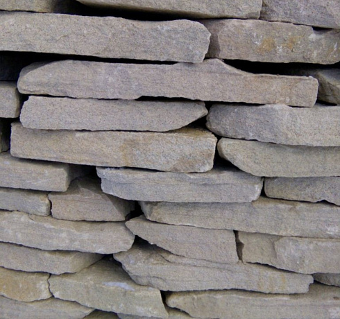 Kamenclub.ru: Песчаник пластушка светло-серый (3,0 см)  купить в Истре песчаник светло-серый, серый песчаник рваный ландшафтный колотый 13800 руб/м3   фото КАМЕНЬ КЛУБ