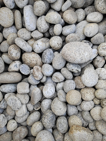 Kamenclub.ru: Галька речная окат (серо-белая) фр. 70-120 мм купить  в Истре галька галечник бело-серая, серо-белая, серая, белая речная природная галька  8000 руб/т   фото КАМЕНЬ КЛУБ