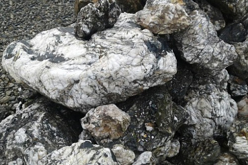 Kamenclub.ru: Черный гранит - кварцит фр. 100-500 мм.  купить в Истре мрамор гранит черный с белыми прожилками, серый, белый валун скальный колотый 7000 руб/т   фото КАМЕНЬ КЛУБ