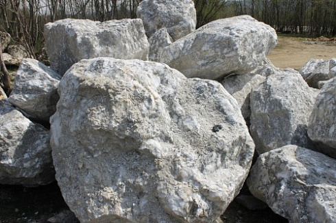 Kamenclub.ru: Мраморизированный известняк фр.500-1500 мм.  купить в Истре    10000 руб/т   фото КАМЕНЬ КЛУБ