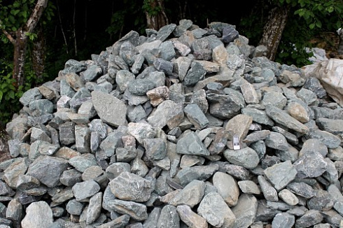 Kamenclub.ru: Гранит скальник (серо-зеленый) фр. 100-500 мм.  купить в Истре гранит зеленый, серый, салатовый крупный ландшафтный валун 6 000 руб/т   фото КАМЕНЬ КЛУБ