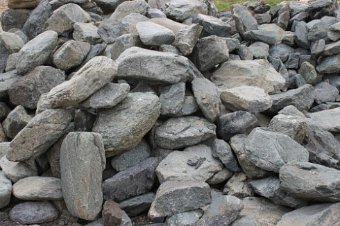 Kamenclub.ru: Гранит скальник (серо-зеленый) фр. 100-500 мм.  купить в Истре гранит зеленый, серый, салатовый крупный ландшафтный валун 6 000 руб/т   фото КАМЕНЬ КЛУБ