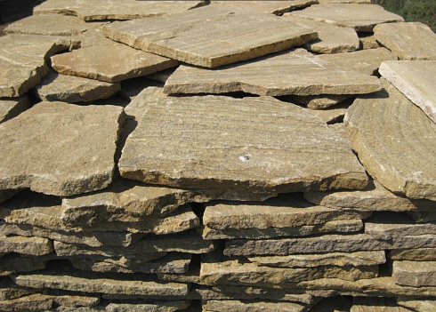 Kamenclub.ru: Песчаник пластушка желтый с рисунком (3 см)  купить в Истре песчаник желтый с рисунком, рыжий, желтый песчаник пластушка ландшафтная рваная 8 500 руб/м3   фото КАМЕНЬ КЛУБ