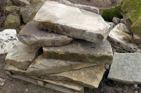 Kamenclub.ru: Песчаник плиты - плахи - пошаговые дорожки (фр. 70-150 мм)  купить в Истре песчаник серый бежевый желтый зеленый колотый песчаник строительный 6500 руб/т   фото КАМЕНЬ КЛУБ