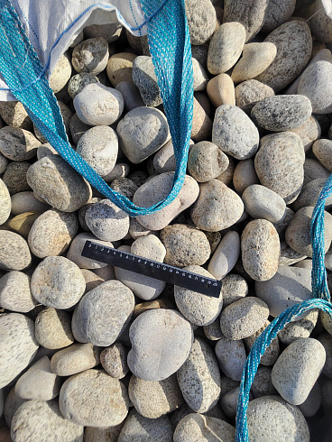 Kamenclub.ru: Галька речная окат (серо-белая) фр. 70-120 мм купить  в Истре галька галечник бело-серая, серо-белая, серая, белая речная природная галька  8000 руб/т   фото КАМЕНЬ КЛУБ