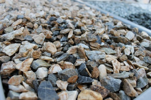 Kamenclub.ru: Мраморная крошка (щебень крошка медовый), фр. 10-20 мм.  купить в Истре песчаник бежевый, серый каменная ландшафтная крошка  12000 руб/т   фото КАМЕНЬ КЛУБ