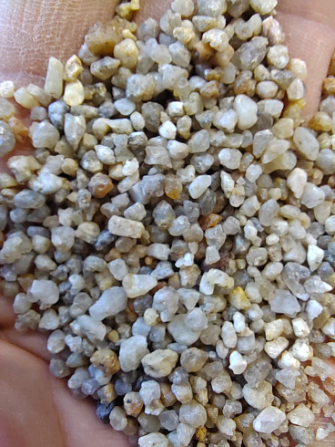 Кварцевый песок для площадок фр. 2-5 мм.  купить в Истре фото Камень Клуб