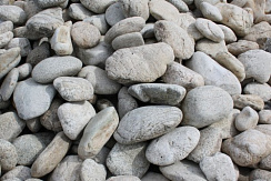 Kamenclub.ru: Бело-серый валунчик фр.100-300 мм.  купить в Истре крупный камень для ландшафта серый, белый бело-серый валун крупная галька 4500 руб/т   фото КАМЕНЬ КЛУБ