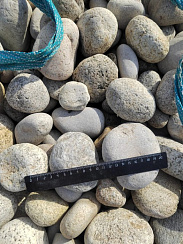 Kamenclub.ru: Галька речная окат (серо-белая) фр. 70-120 мм купить  в Истре галька галечник бело-серая, серо-белая, серая, белая речная природная галька  8000 руб/т   фото КАМЕНЬ КЛУБ