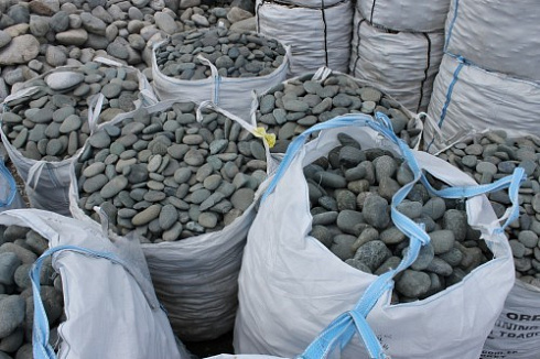 Kamenclub.ru: Темно-серый валунчик фр.100-300 мм.  купить в Истре крупный природный камень серый, темно-серый, светло-серый речная галька большого размера окатанная 4500 руб/т   фото КАМЕНЬ КЛУБ