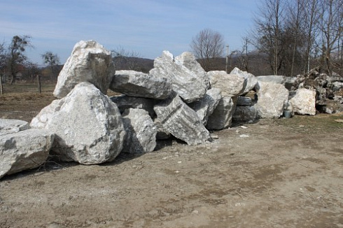 Kamenclub.ru: Мраморизированный известняк фр.500-1500 мм.  купить в Истре    10000 руб/т   фото КАМЕНЬ КЛУБ