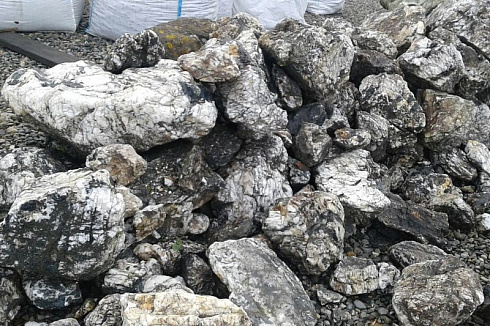Kamenclub.ru: Черный гранит - кварцит фр. 100-500 мм.  купить в Истре мрамор гранит черный с белыми прожилками, серый, белый валун скальный колотый 7000 руб/т   фото КАМЕНЬ КЛУБ