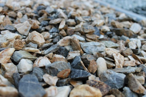 Kamenclub.ru: Мраморная крошка (щебень крошка медовый), фр. 10-20 мм.  купить в Истре песчаник бежевый, серый каменная ландшафтная крошка  12000 руб/т   фото КАМЕНЬ КЛУБ