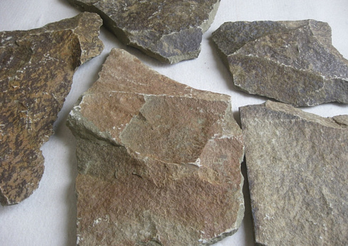 Kamenclub.ru: Песчаник пластушка "фонтанка" серо-зеленая (3,0-5,0 см)  купить в Истре песчаник серо-зеленая колотые плитки облицовочные пластушки 11400 руб/м3   фото КАМЕНЬ КЛУБ