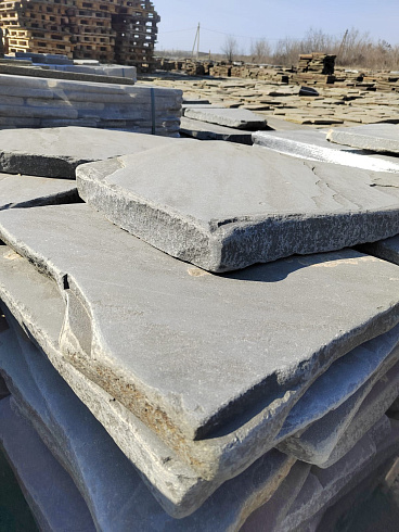 Kamenclub.ru: Песчаник пластушка галтованная светло-серая (3,0 см)  купить в Истре песчаник светло-серый, серый ландшафтный камень рваный колотый 21000 руб/м3   фото КАМЕНЬ КЛУБ