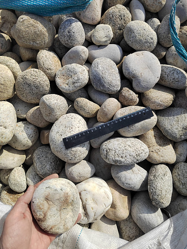 Kamenclub.ru: Галька речная окат (серо-белая) фр. 70-120 мм купить  в Истре галька галечник бело-серая, серо-белая, серая, белая речная природная галька  8000 руб/т   фото КАМЕНЬ КЛУБ