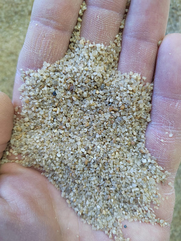 Кварцевый песок для площадок фр. 0,6-1,2 мм.  купить в Истре фото Камень Клуб