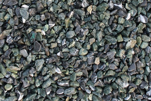 Kamenclub.ru: Мраморная крошка (щебень галтованный микс:зеленый-черный) фр.10-20 мм.  купить в Истре мрамор зеленый, черный декоративные ландшафтные окатанные округлые камни щебня 14500 руб/т   фото КАМЕНЬ КЛУБ