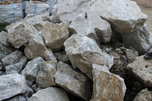 Kamenclub.ru: Мраморизированный известняк фр. 100-500 мм.  купить в Истре известняк серый белый темно-серый сероватый валун природного образования окатанный 10500 руб/т   фото КАМЕНЬ КЛУБ