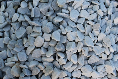 Kamenclub.ru: Мраморная крошка (щебень галтованный белый), фр.20-40 мм.  купить в Истре мрамор белый бежевый молочный мраморный щебень декоративный 17000 руб/т   фото КАМЕНЬ КЛУБ