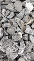 Kamenclub.ru: Щебень галтованный черный (мрамор) фр.40-70 мм.  купить в Истре мрамор черный с белыми прожилками, черный, белый щебень галтованный округлый 13500 руб/т   фото КАМЕНЬ КЛУБ