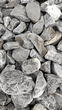 Kamenclub.ru: Щебень галтованный черный (мрамор) фр.40-70 мм.  купить в Истре мрамор черный с белыми прожилками, черный, белый щебень галтованный округлый 13500 руб/т   фото КАМЕНЬ КЛУБ