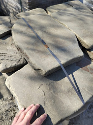 Kamenclub.ru: Песчаник пластушка светло-серый (4,0 - 6,0 см)  купить в Истре плитняк - пластушка светло-серый песчаник 12600 руб/м3   фото КАМЕНЬ КЛУБ