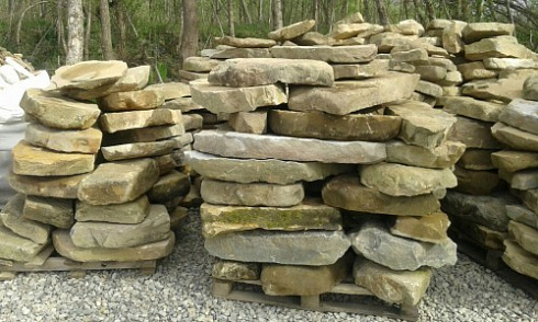 Kamenclub.ru: Песчаник плиты - плахи - пошаговые дорожки (фр. 70-150 мм)  купить в Истре песчаник серый бежевый желтый зеленый колотый песчаник строительный 6500 руб/т   фото КАМЕНЬ КЛУБ