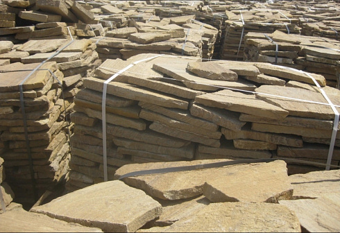 Kamenclub.ru: Песчаник пластушка желтый с рисунком (3 см)  купить в Истре песчаник желтый с рисунком, рыжий, желтый песчаник пластушка ландшафтная рваная 8 500 руб/м3   фото КАМЕНЬ КЛУБ