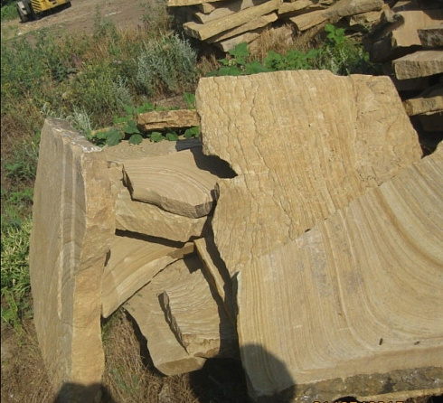 Kamenclub.ru: Форматный камень (плаха) пошаговая дорожка от 70-150 см (4 -12 см)  купить в Истре плитняк  форматный плаха желтый песчаник 9 000 руб/т   фото КАМЕНЬ КЛУБ