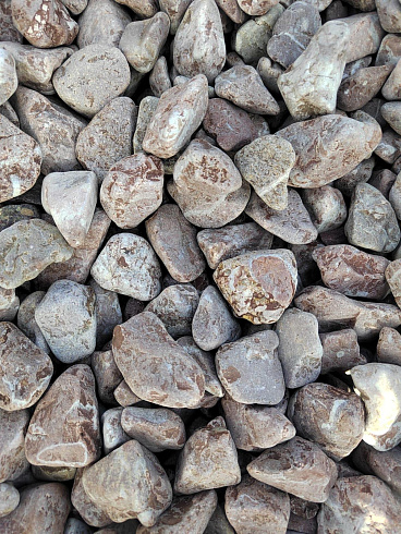 Kamenclub.ru: Мраморная крошка (щебень галтованный розовый) фр.10-20 мм.  купить в Истре мрамор розовый, красный ландшафтный декоративный окатанный округлый щебень 15000 руб/т   фото КАМЕНЬ КЛУБ