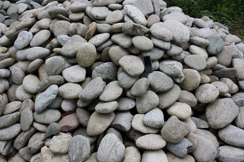 Kamenclub.ru: Галька речная плоская (бело-серая) фр. 100-200-300 мм. купить  в Истре галька речная плоская серый, белый, бело-серый, серо-белый речная галька плоская  9000 руб/т   фото КАМЕНЬ КЛУБ