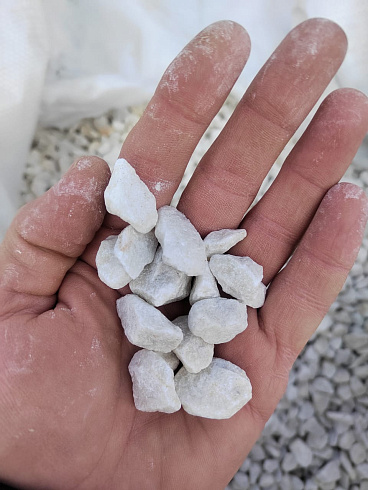 Kamenclub.ru: Мраморная крошка, щебень, цвет-белый, фр. 10-20 мм.  купить в Истре мрамор белый, молочный айвори каменная ландшафтная декоративная крошка шебня 12000 руб/т   фото КАМЕНЬ КЛУБ