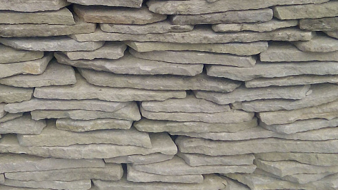 Kamenclub.ru: Песчаник пластушка светло-серый (2,0 см)  купить в Истре плитняк- ластушка светло-серый, серый рваный ландшафтный плитняк колотый 13800 руб/м3   фото КАМЕНЬ КЛУБ