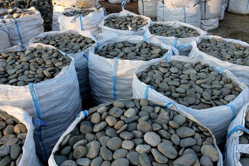 Kamenclub.ru: Галька речная плоская (темно-серая) фр. 100-200-300 мм. купить  в Истре галька речная плоская темно-серый, серый, синий речной галечник плоский 9000 руб/т   фото КАМЕНЬ КЛУБ