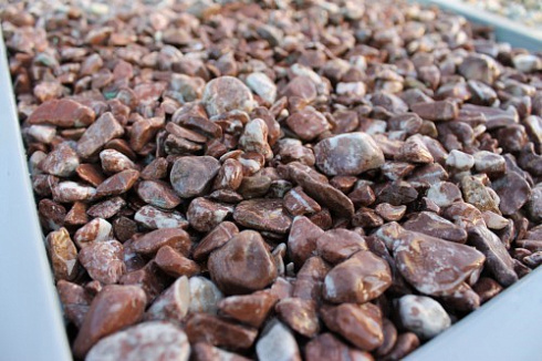 Kamenclub.ru: Мраморная крошка (щебень галтованный розовый) фр.10-20 мм.  купить в Истре мрамор розовый, красный ландшафтный декоративный окатанный округлый щебень 15000 руб/т   фото КАМЕНЬ КЛУБ