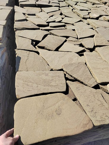 Kamenclub.ru: Песчаник галтованный для облицовки (фр. 2-5 см)  купить в Истре песчник рыжий желтый серый песчаник окатанный речной 6 000 руб/т   фото КАМЕНЬ КЛУБ