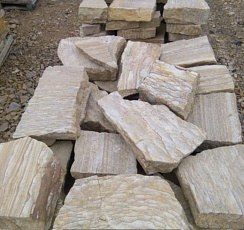 Kamenclub.ru: Песчаник пластушка желтый с рисунком (7-15 см)  купить в Истре плитняк - пластушка - бут желтый песчаник 10200 руб/м3   фото КАМЕНЬ КЛУБ