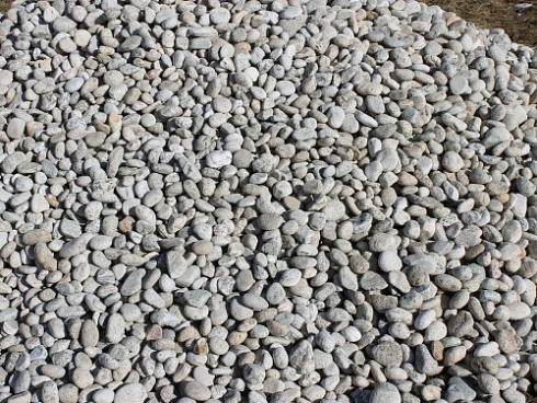 Kamenclub.ru: Галька речная окат (серо-белая) фр. 70-120 мм купить  в Истре галька галечник бело-серая, серо-белая, серая, белая речная природная галька  8000 руб/т   фото КАМЕНЬ КЛУБ