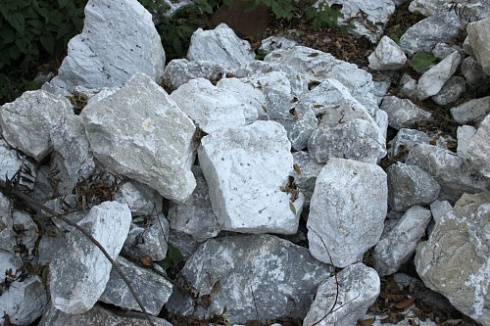 Kamenclub.ru: Мраморизированный известняк фр. 100-500 мм.  купить в Истре известняк серый белый темно-серый сероватый валун природного образования окатанный 10500 руб/т   фото КАМЕНЬ КЛУБ