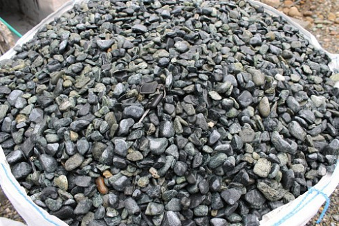 Kamenclub.ru: Щебень галтованный зеленый (змеевик) фр. 20-40 мм.  купить в Истре мрамор зеленый, салатовый оголтованный щебень мраморный 12500 руб/т   фото КАМЕНЬ КЛУБ